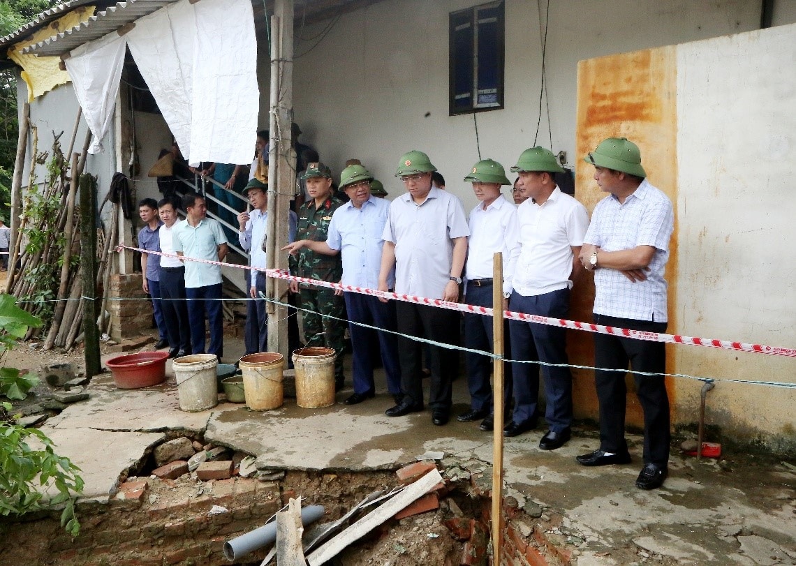 thăm nhà dân bị sạt lở tại xã Dân Chủ