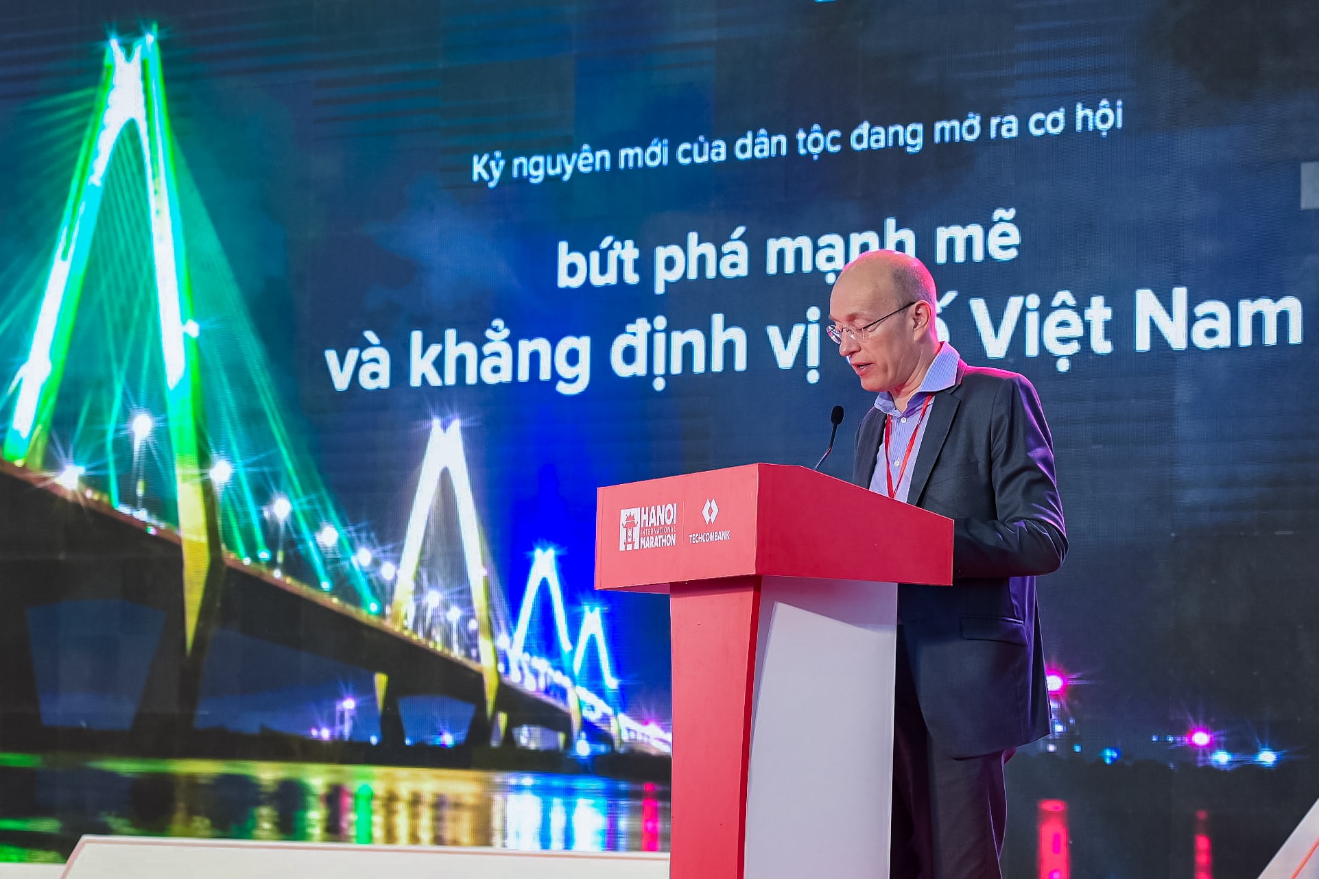 Ãng Jens Lottner - Tá»ng giÃ¡m Äá»c Techcombank phÃ¡t biá»u táº¡i Lá» Khai máº¡c Giáº£i Marathon Quá»c táº¿ HÃ Ná»i Techcombank mÃ¹a 4