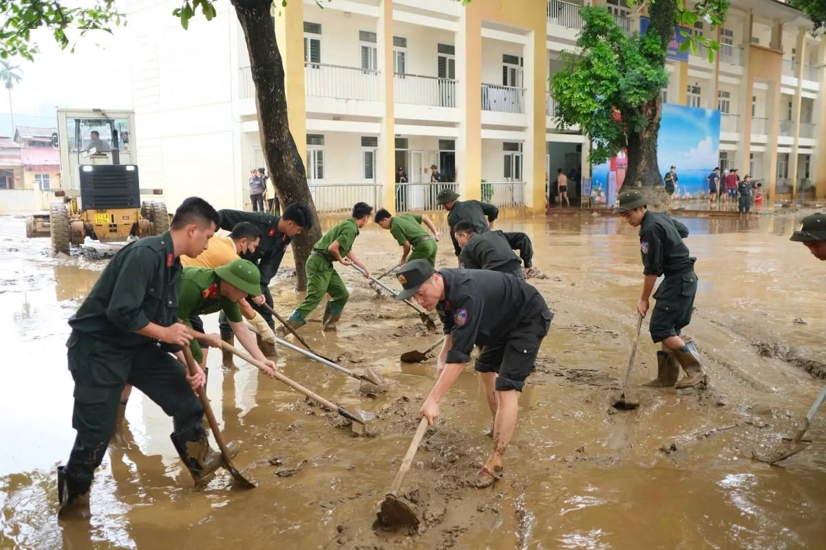 Cán bộ cùng nhà trường ở tỉnh Lào Cai (YB cũ) dọn dẹp sau lũ