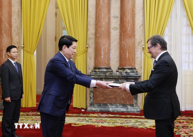 Chủ tịch nước Lương Cường tiếp nhận Quốc thư từ Đại sứ Cộng hòa Phần Lan tại Việt Nam Pekka Voutilainen. (Ảnh: Lâm Khánh/TTXVN) ttxvn-0310-chu-tich-nuoc-dai-su-phan-lan-2.jpg