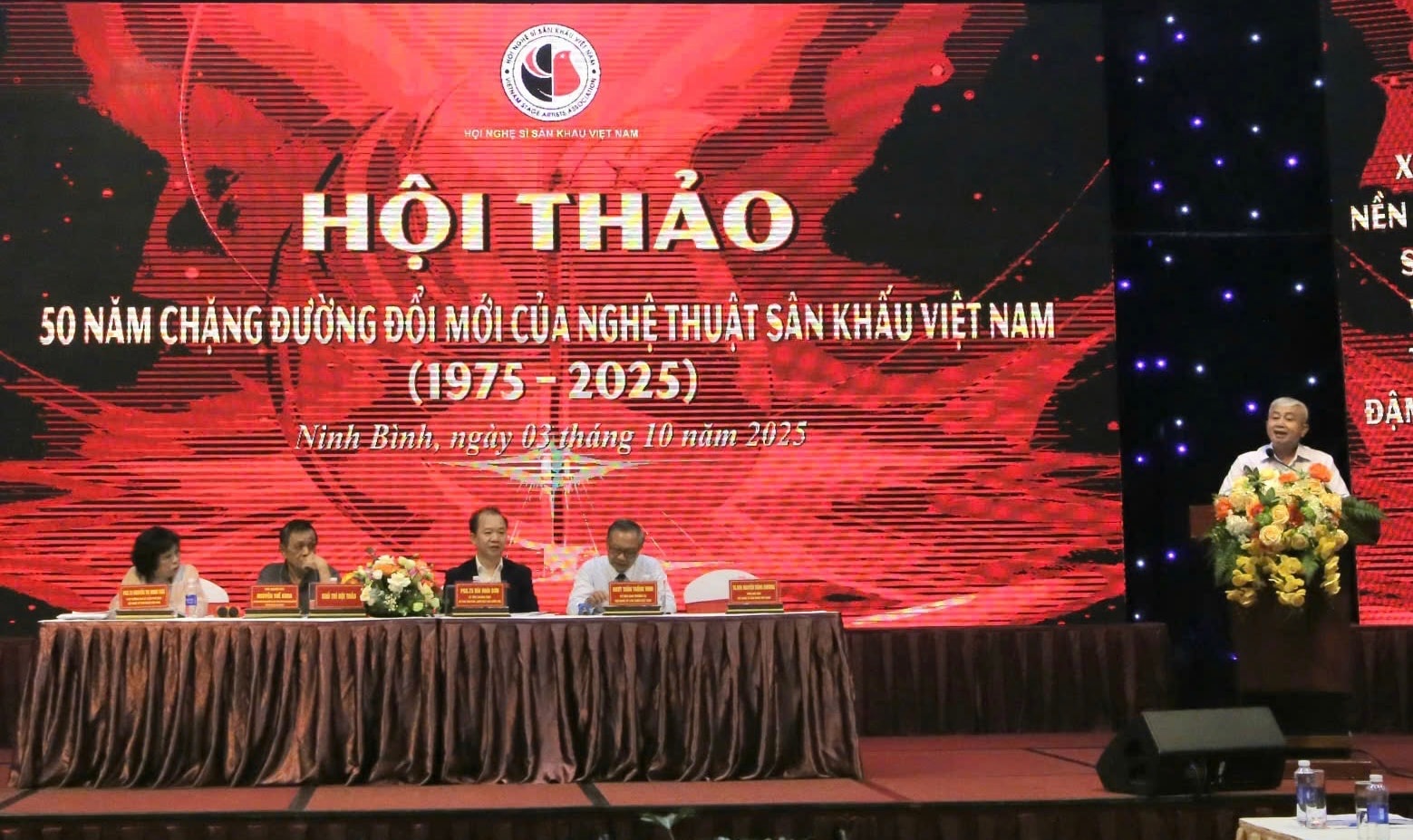 Hội thảo đã nhận được gần 30 tham luận với nhiều đánh giá, tổng kết, đề xuất của các tác giả, đạo diễn, nghệ sĩ biểu diễn, các vị lãnh đạo đơn vị cùng các nhà nghiên cứu lý luận sân khấu. Ảnh: Phạm Thư