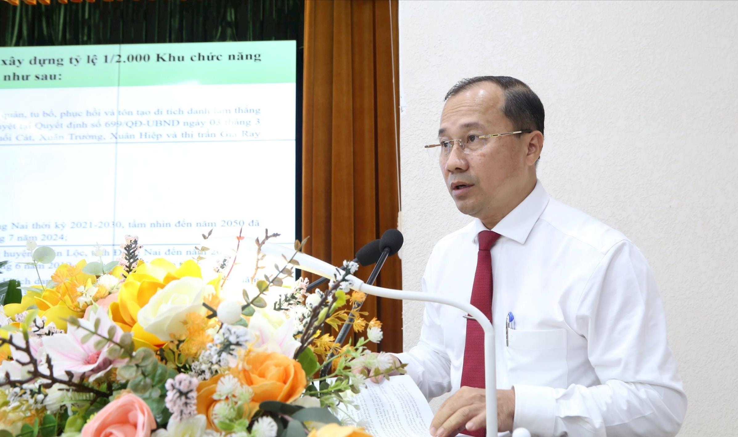 Giám đốc Sở Xây dựng tỉnh Đồng Nai Nguyễn Anh Tuấn trình bày một số nội dung dự thảo liên quan lĩnh vực giao thông, xây dựng. Ảnh: Văn Dũng