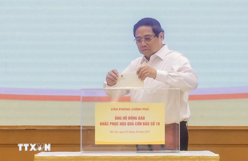 Thủ tướng Phạm Minh Chính quyên góp, ủng hộ đồng bào khắc phục hậu quả bão số 10. (Ảnh: Dương Giang/TTXVN)