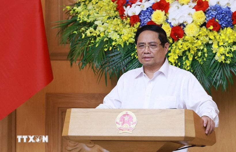 Thủ tướng Phạm Minh Chính chủ trì họp triển khai giải pháp khắc phục hậu quả bão số 10. (Ảnh: Dương Giang/TTXVN)
