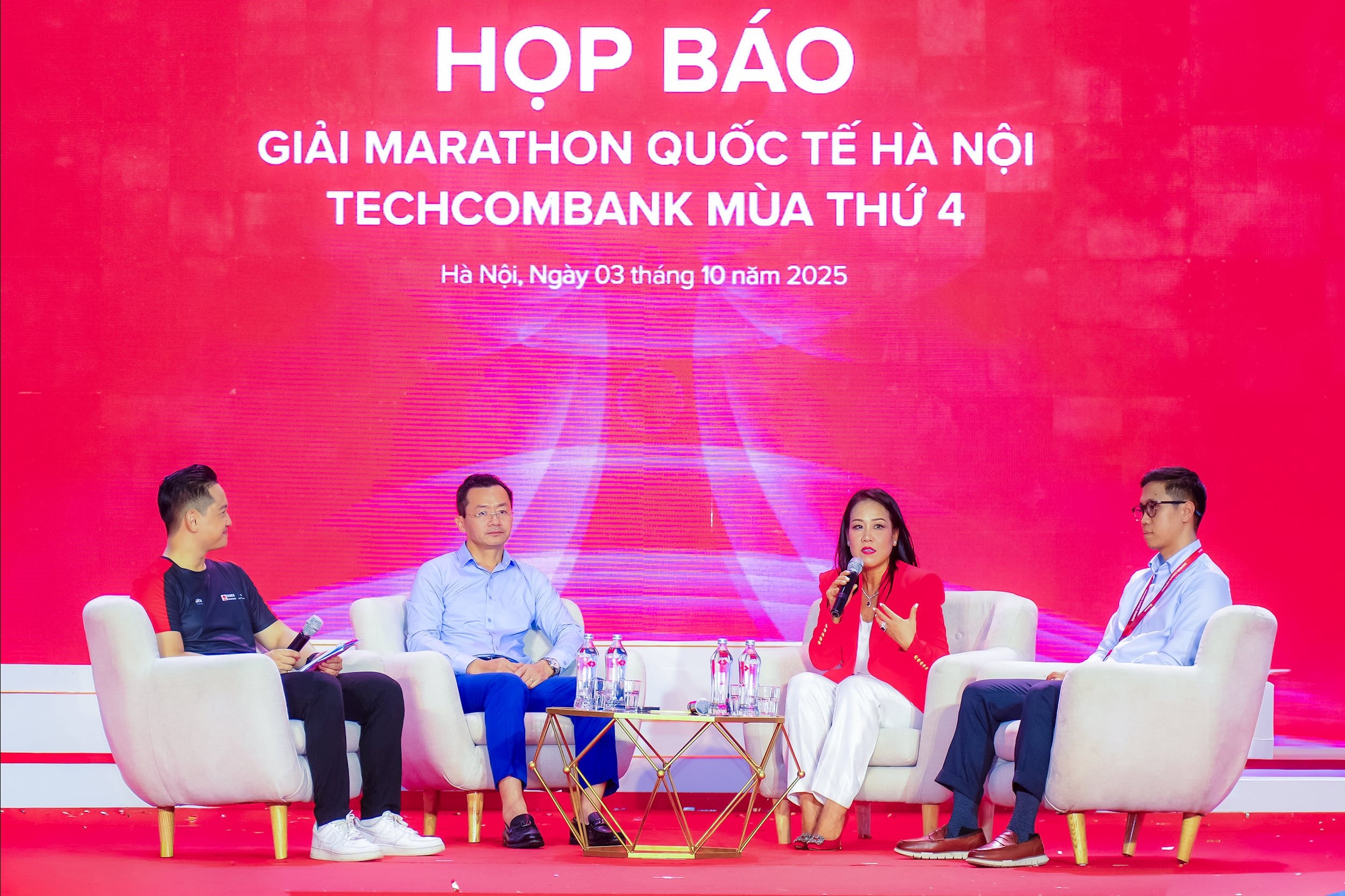 Ngay sau Lá» Khai máº¡c, Giáº£i Marathon Quá»c táº¿ HÃ Ná»i Techcombank mÃ¹a thá»© 4 cÅ©ng tá» chá»©c Há»p bÃ¡o Äá» lÃ m rÃµ hÆ¡n cÃ¡c váº¥n Äá» mÃ truyá»n thÃ´ng cÅ©ng nhÆ° cÃ¡c VÄV quan tÃ¢m