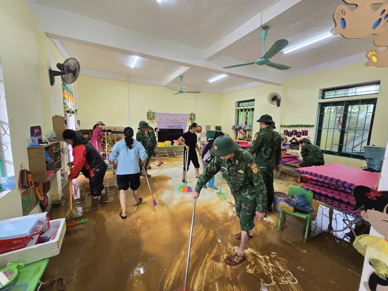 những mái trường trên địa bàn xã Khánh Xuân và xã Xuân Trường vẫn chìm trong bùn đất