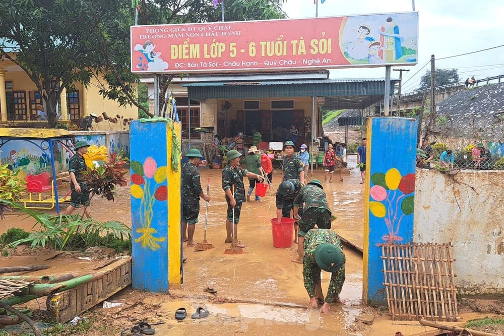trường mầm non Châu Hạnh, huyện Quỳ Châu, Nghệ An, hàng chục bộ đội, giáo viên được huy động dọn dẹp khuôn viên trường.