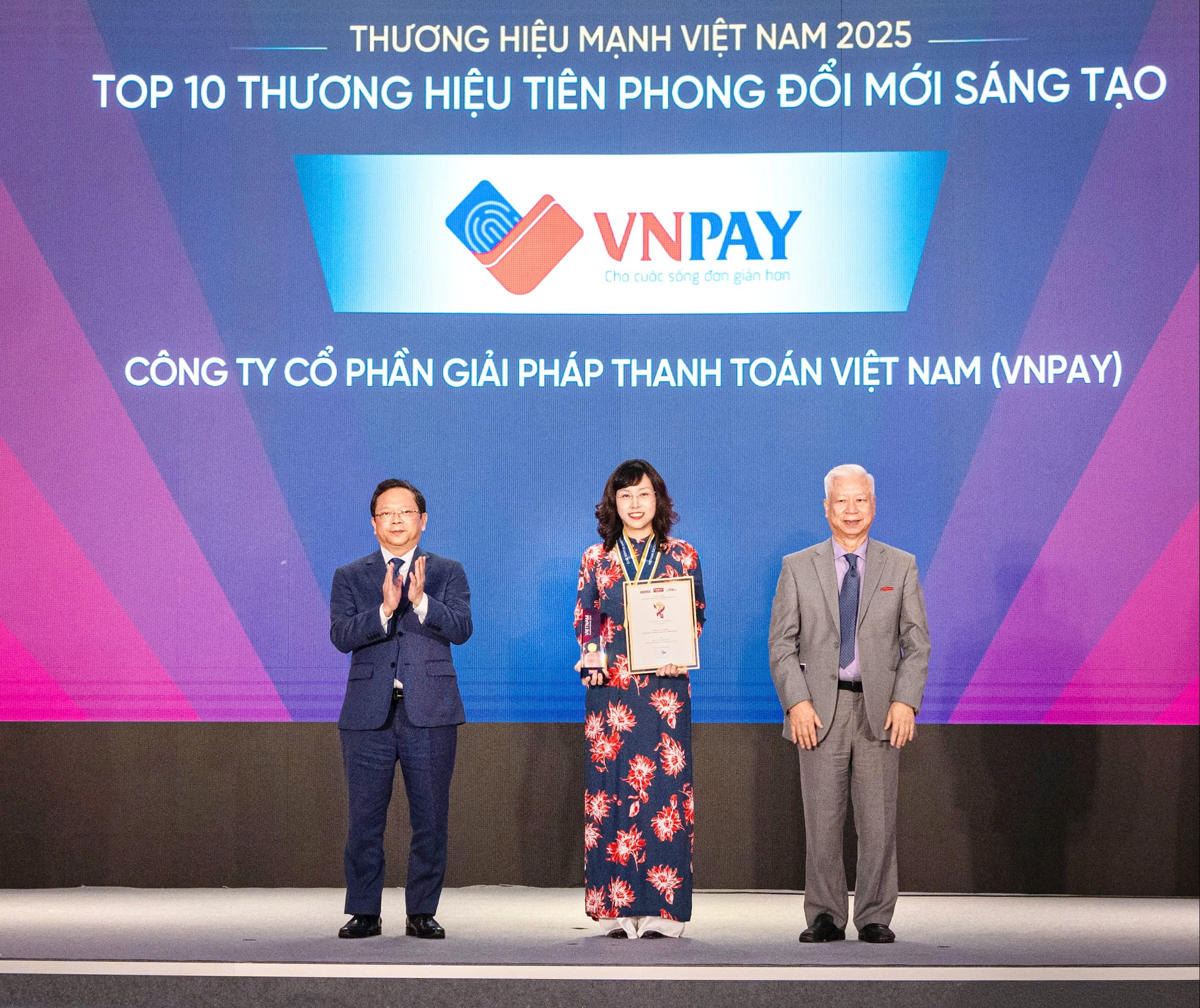 លោកស្រី Nguyen Anh Tuyet អគ្គនាយករង VNPAY បានទទួលរង្វាន់សម្រាប់ការត្រួសត្រាយនៃម៉ាកយីហោច្នៃប្រឌិតឆ្នាំ 2025