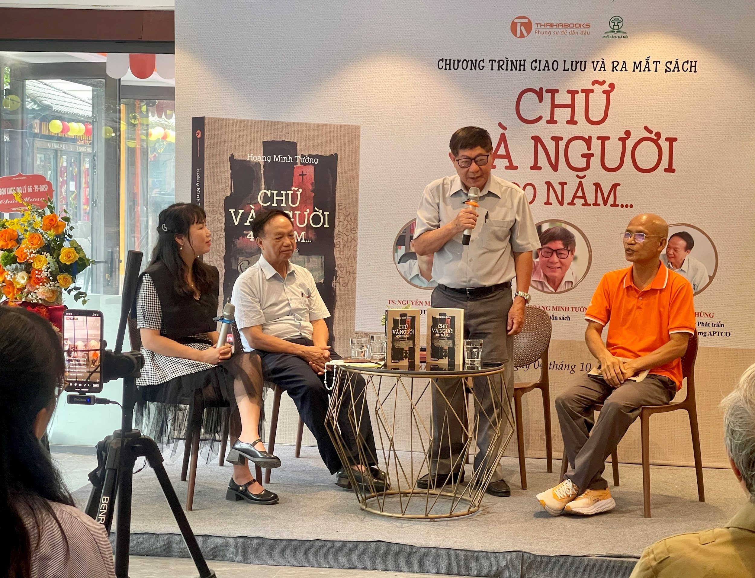 Nhà văn Hoàng Minh Tường chia sẻ tại chương trình giao lưu, ra mắt sách. Ảnh: HS