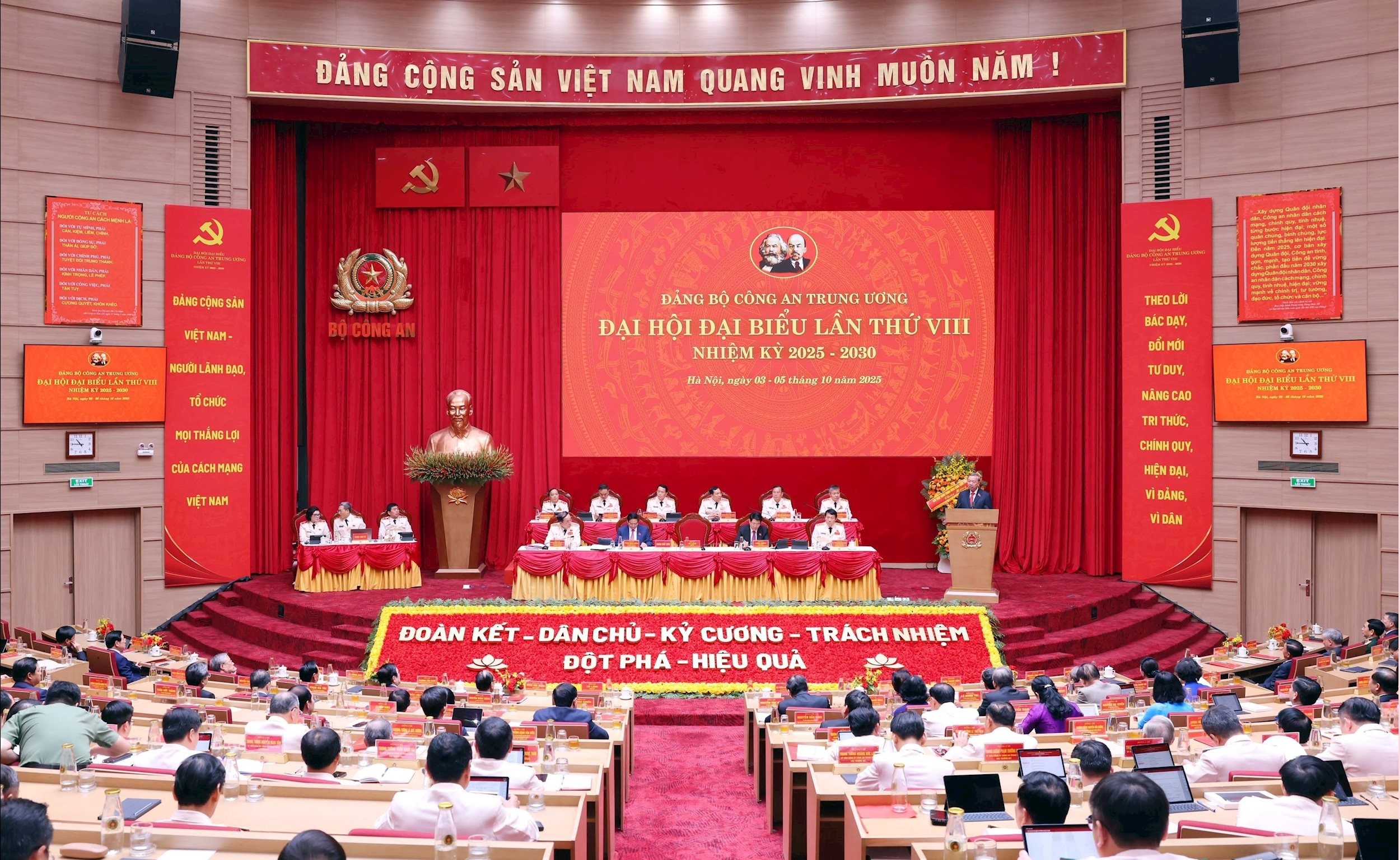 vna_potal_khai_mac_dai_hoi_dai_bieu_dang_bo_cong_an_trung_uong_lan_thu_viii_8316526.jpg