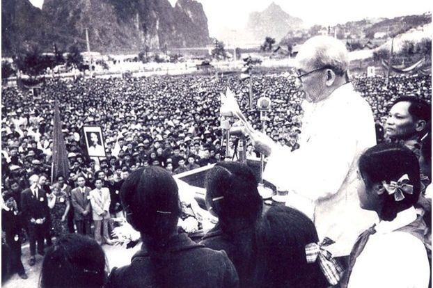2134257_bac_ho_ve_tham_quang_ninh_vao_ngay_4_10_1957_anh_tu_lieu_09080206.jpg