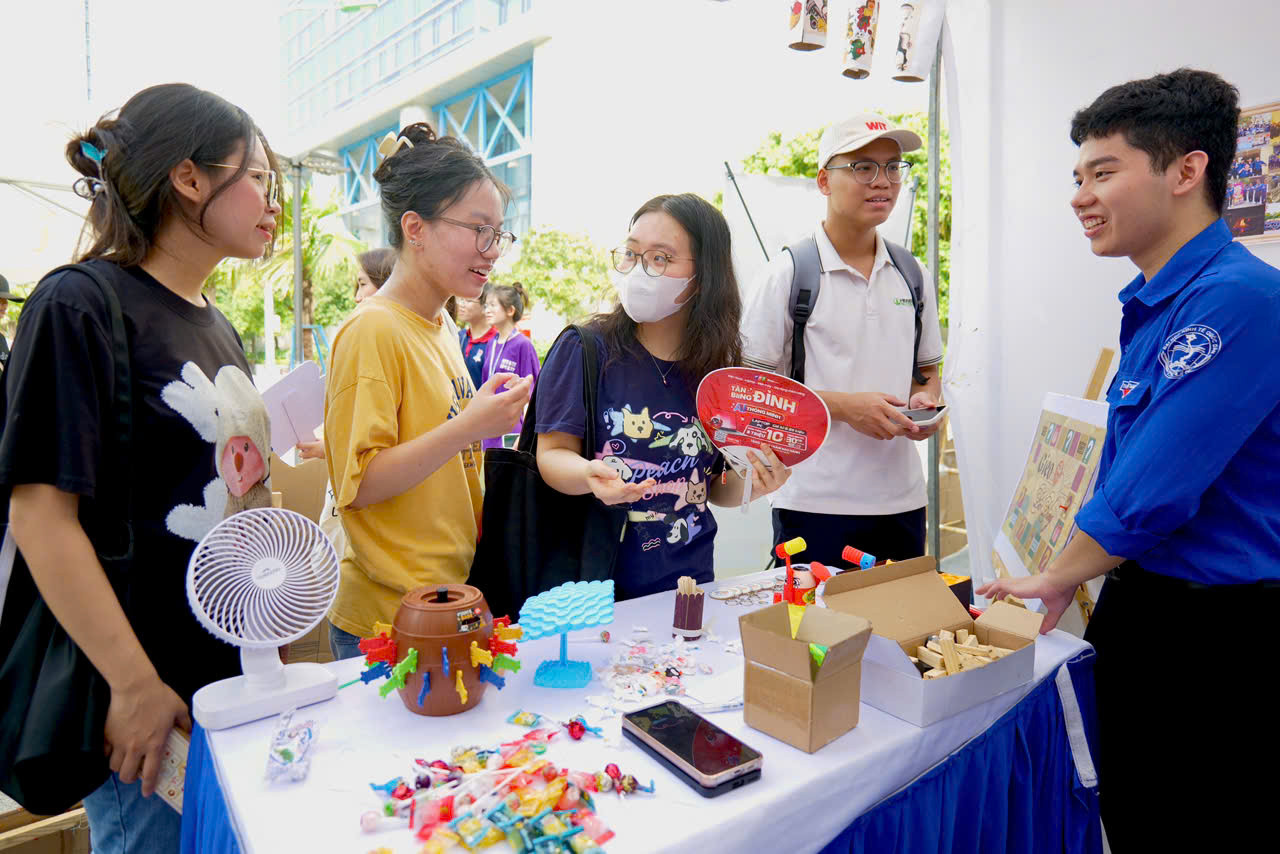 cac ban sinh vien trai nghiem hoi trai