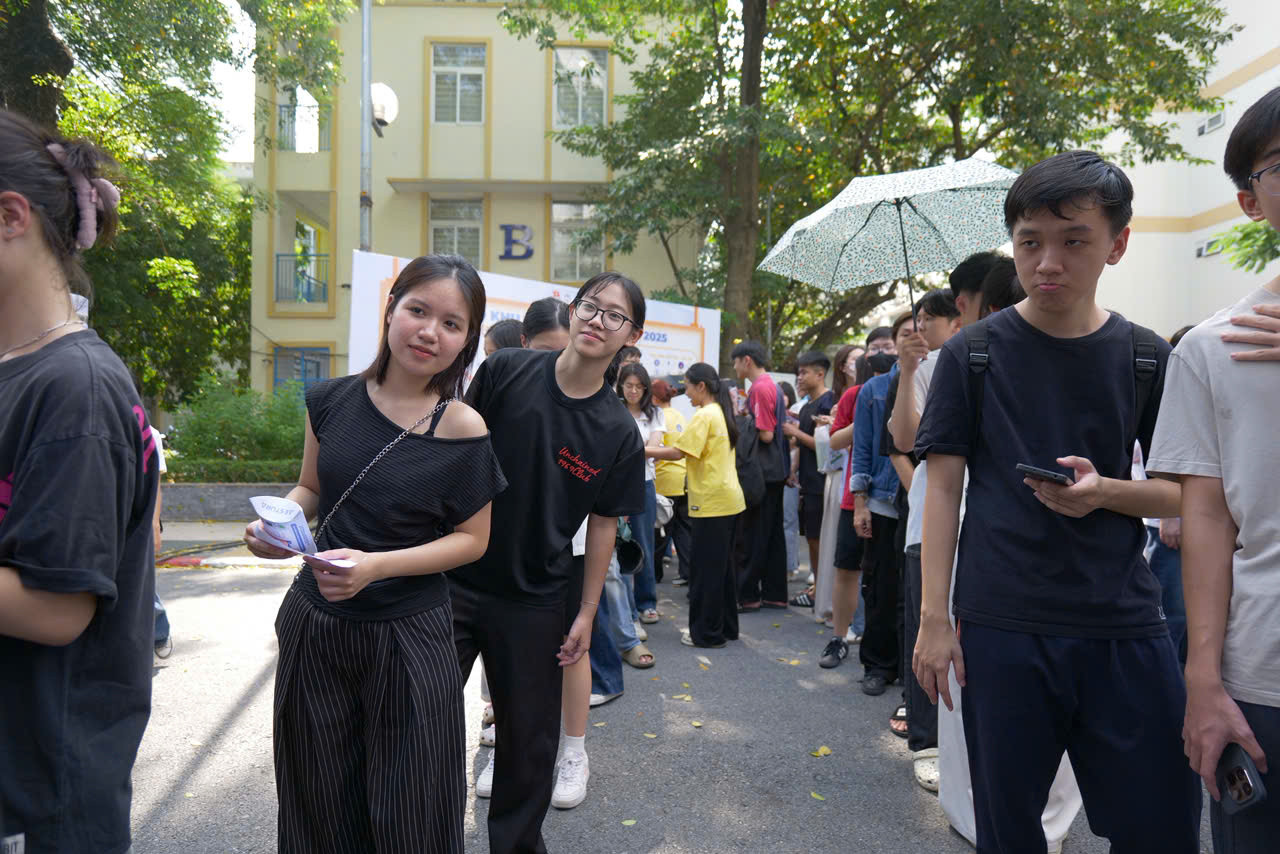 hang dai cac ban sinh vien xep hang de duoc ghe tham ca gian trai