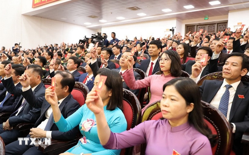 Các đại biểu biểu quyết thông qua dự thảo Nghị quyết Đại hội Đảng bộ tỉnh Ninh Bình nhiệm kỳ 2025-2030. (Ảnh minh họa: Đức Phương/TTXVN)