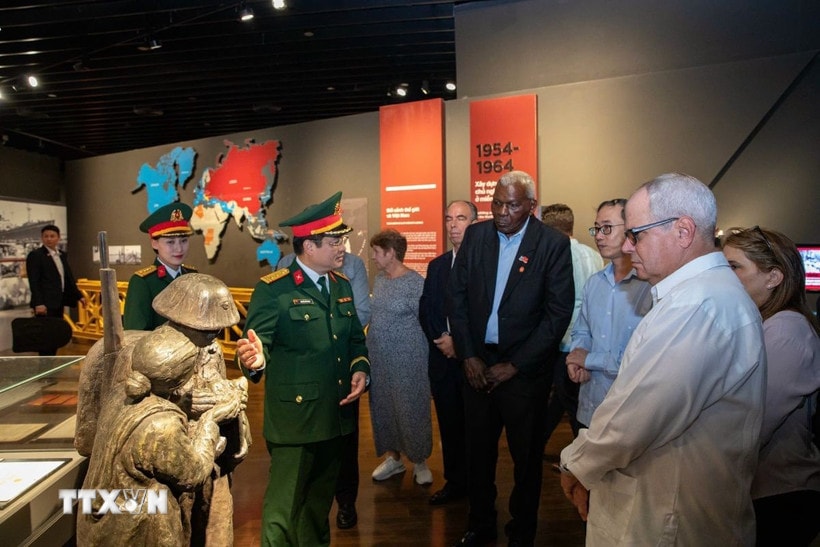 Chủ tịch Quốc hội, Chủ tịch Hội đồng Nhà nước Cuba tham quan Bảo tàng Lịch sử Quân sự Việt Nam. (Ảnh: TTXVN phát)