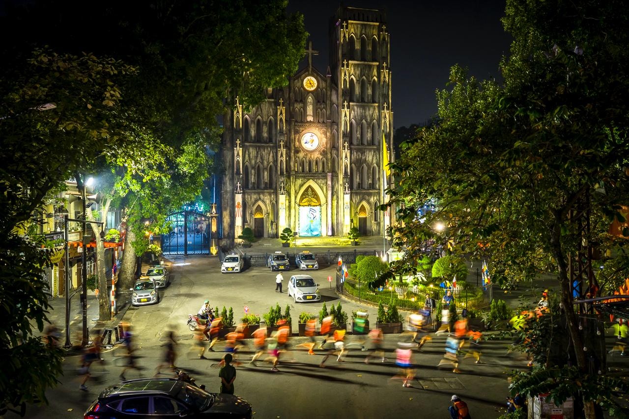 Cung ÄÆ°á»ng cháº¡y Äi qua nhiá»u Äá»a danh mang Äáº­m dáº¥u áº¥n lá»ch sá»­, vÄn hÃ³a nhÆ° LÄng Chá»§ tá»ch Há» ChÃ­ Minh, Cáº§u Long BiÃªn, NhÃ Thá» Lá»n..
