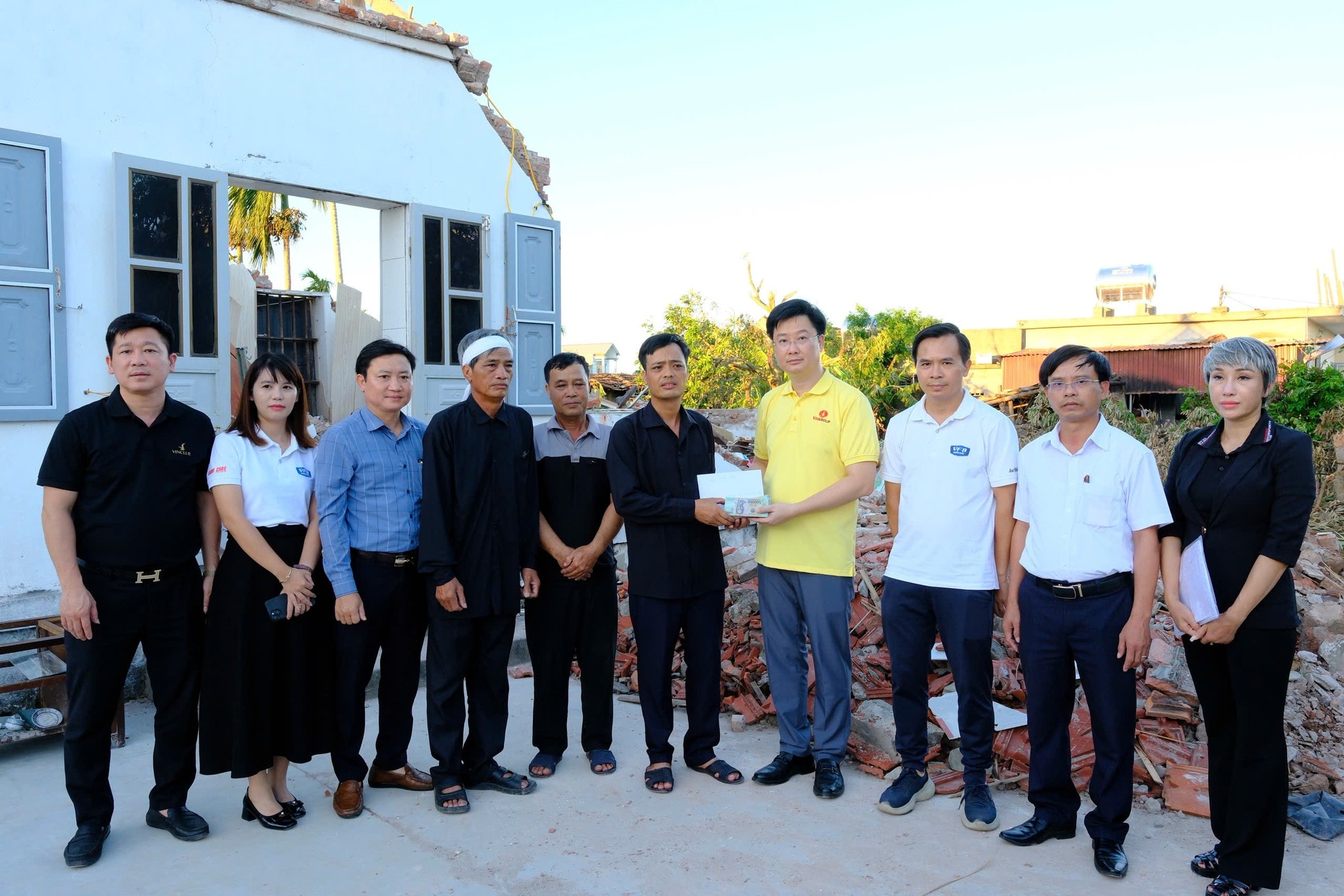 Đại diện Quỹ Thiện Tâm trao tiền hỗ trợ cho các gia đình chịu thiệt hại sau bão Bualoi - Ninh Bình