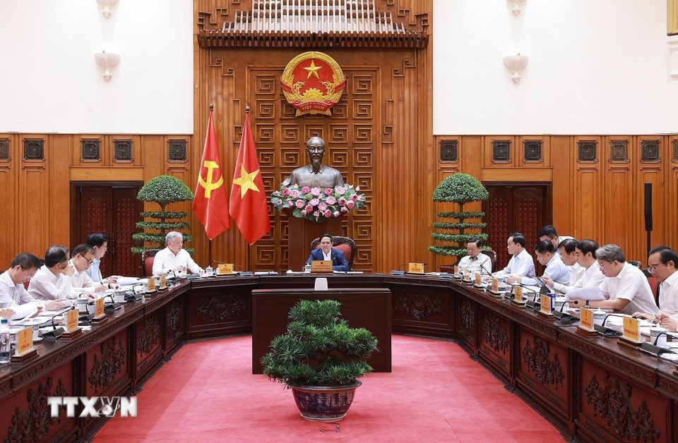 Thủ tướng Phạm Minh Chính chủ trì cuộc họp Thường trực Chính phủ với các địa phương để tháo gỡ khó khăn, vướng mắc cho các dự án tồn đọng. (Ảnh: Dương Giang/TTXVN)