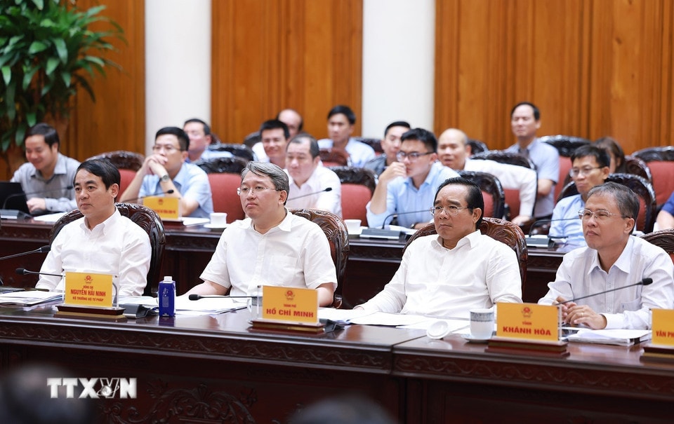 Đại diện các bộ và địa phương tham dự cuộc họp tháo gỡ khó khăn, vướng mắc cho các dự án dự án tồn đọng. (Ảnh: Dương Giang/TTXVN)