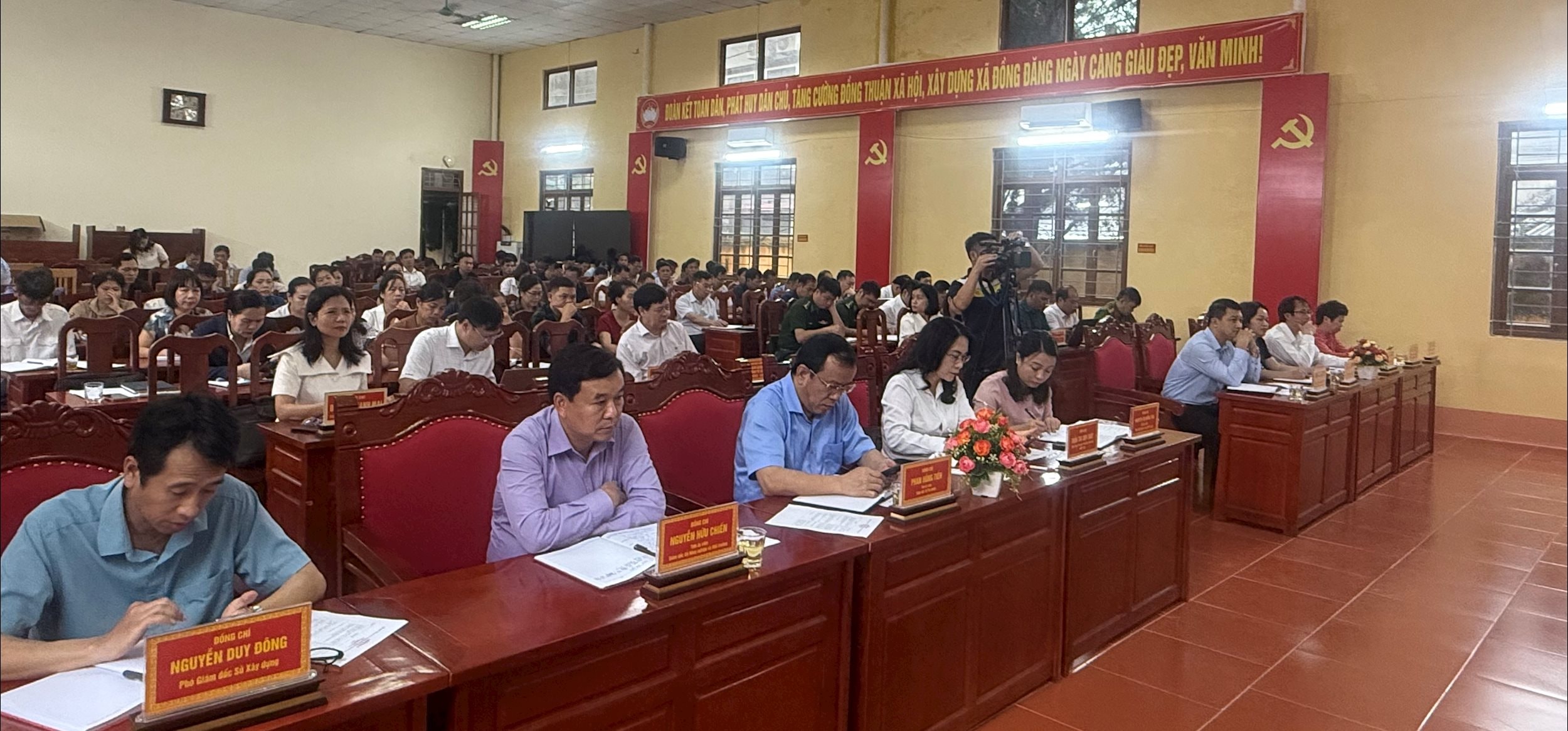 គណៈប្រតិភូចូលរួមកិច្ចប្រជុំជាមួយអ្នកបោះឆ្នោតឃុំដូង។ រូបថតរបស់ Bao Ngan