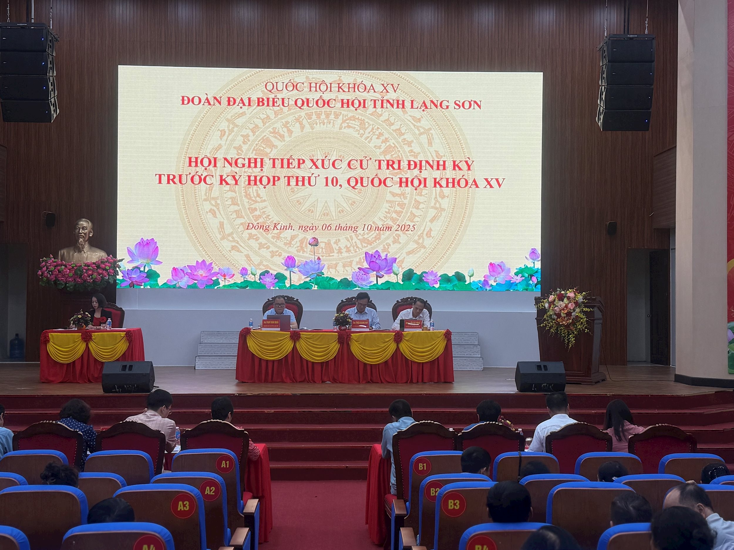 ទិដ្ឋភាពនៃកិច្ចប្រជុំអ្នកបោះឆ្នោតនៅសង្កាត់ Dong Kinh។ រូបថតរបស់ Bao Ngan