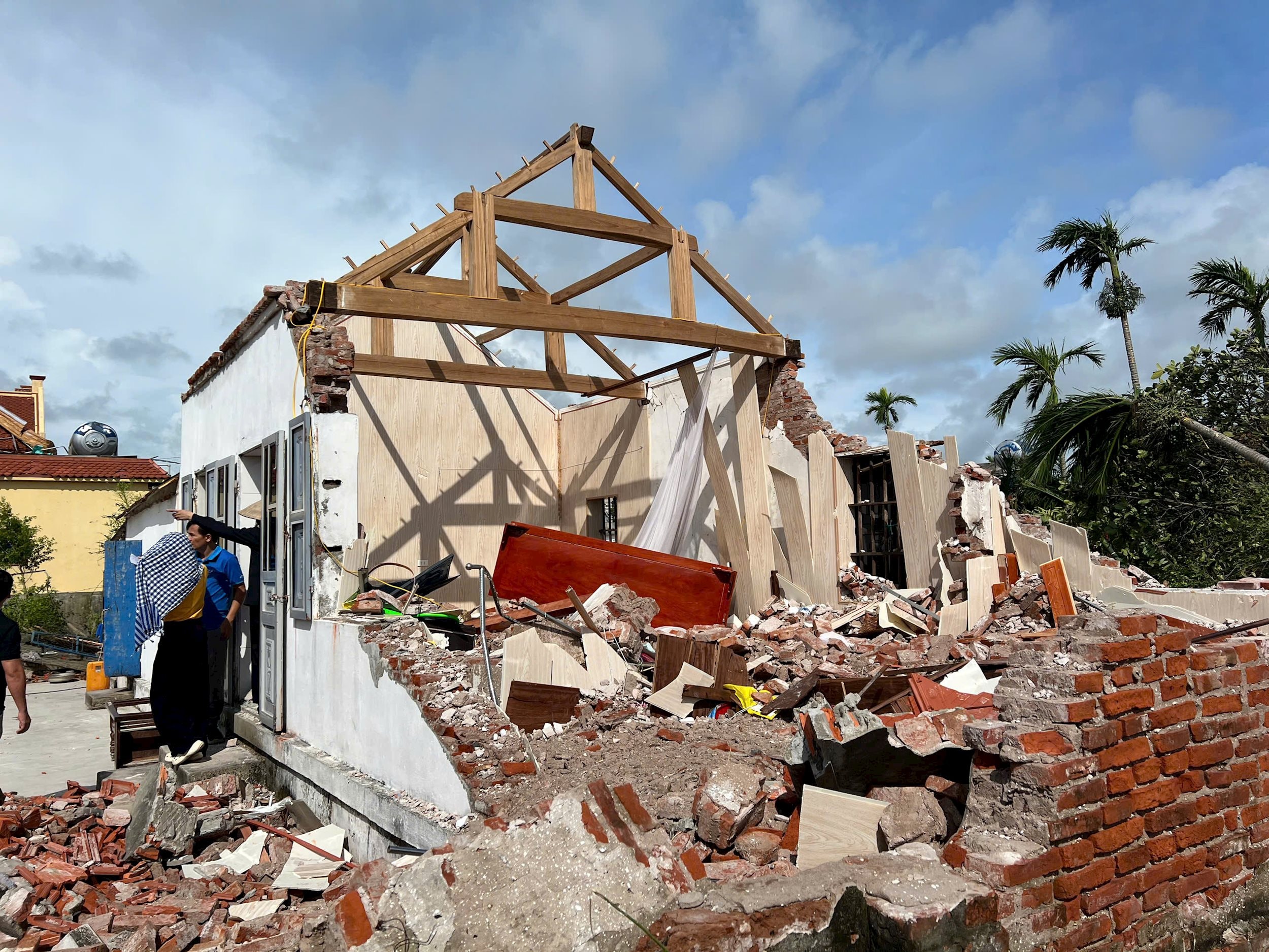 Người dân thiệt hại nặng nề sau cơn bão Bualoi5