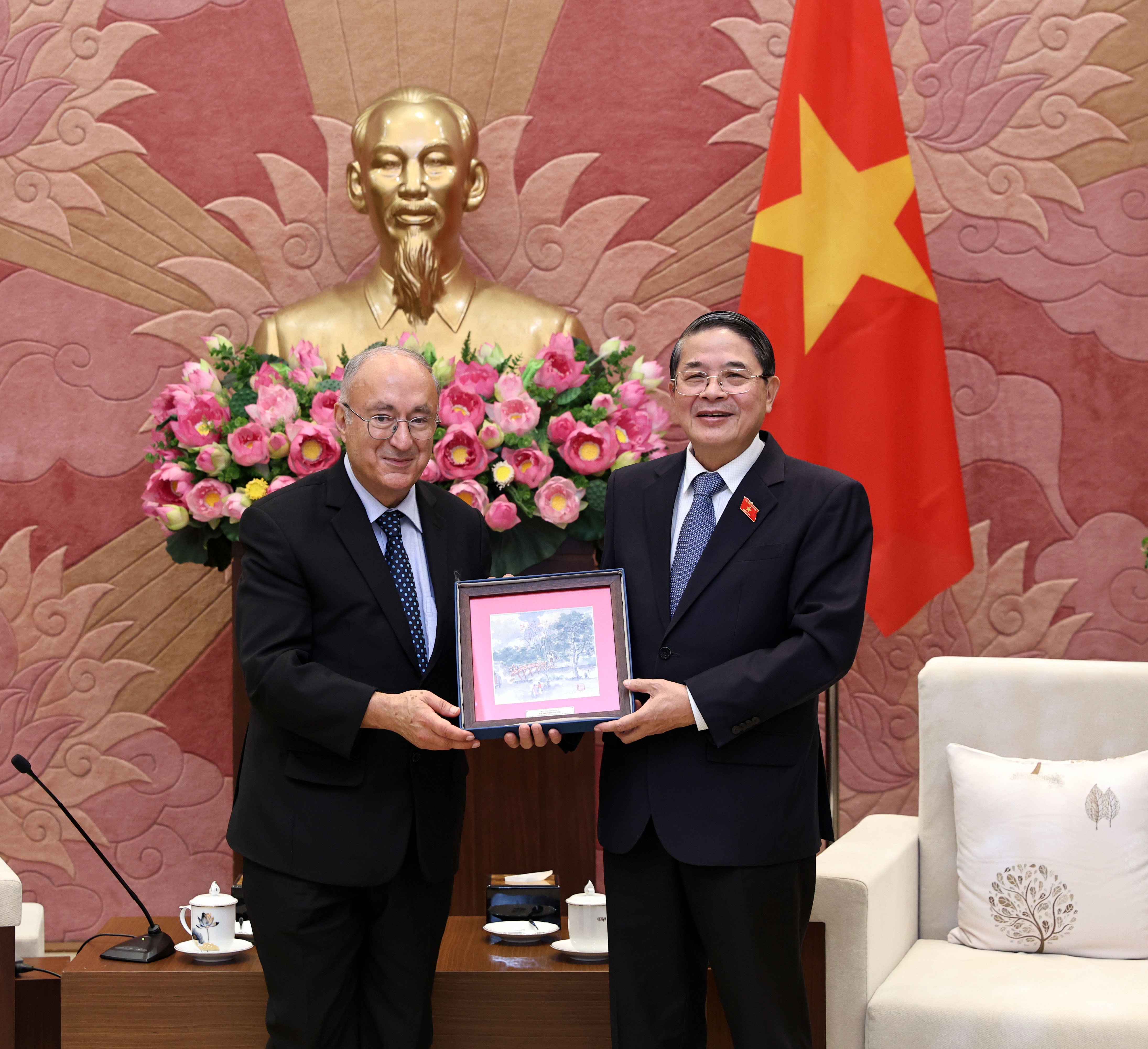 グエン・ドゥック・ハイ国会副議長がドイツ連邦共和国世界大学支援機構(WUS)のカンビズ・ガワミ会長に贈り物を贈呈