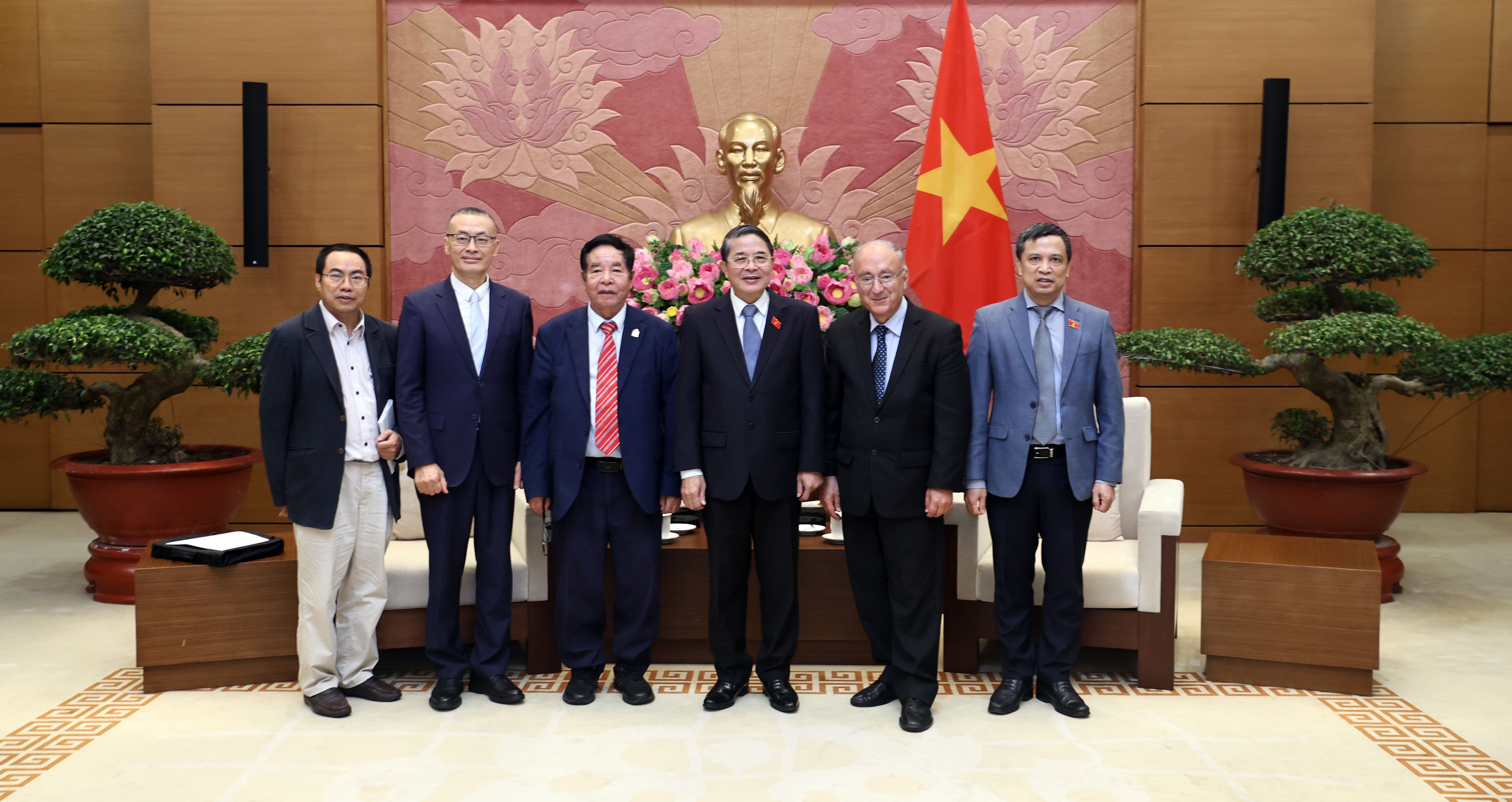 グエン・ドゥック・ハイ国会議長とドイツ連邦共和国世界大学支援機構(WUS)のカンビズ・ガワミ会長が記念撮影