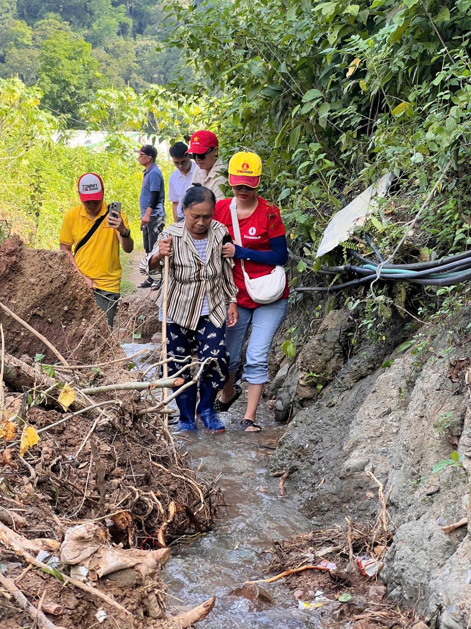 Vingroup băng rừng, lội suối giúp đỡ người bị nạn bởi bão Bualoi0