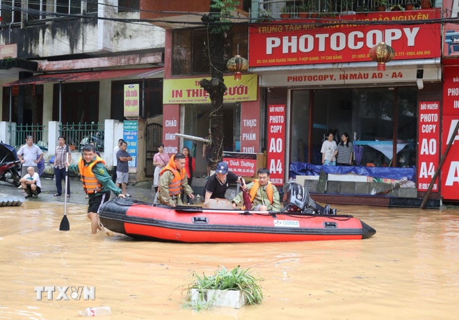 Lực lượng chức năng tỉnh Cao Bằng hỗ trợ người dân di chuyển tài sản trong bão lũ. (Ảnh: Chu Hiệu/TTXVN) ttxvn-luc-luong-chuc-nang-tinh-cao-bang-ho-tro-nguoi-dan-trong-bao-lu-07-1.jpg