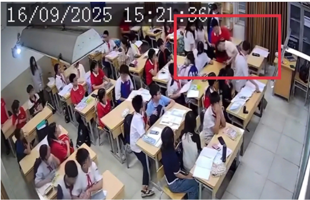 Học sinh lớp 7 ở Hà Nội giật tóc, hành hung cô giáo. Ảnh: Cắt từ clip