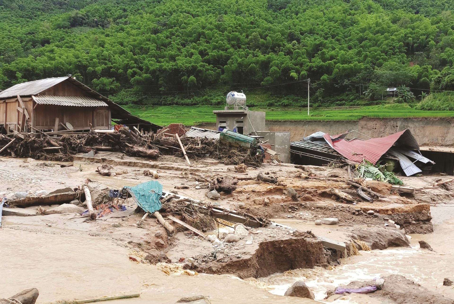 Thiên tai đang diễn biến phức tạp, đe doạ an toàn của người dân.