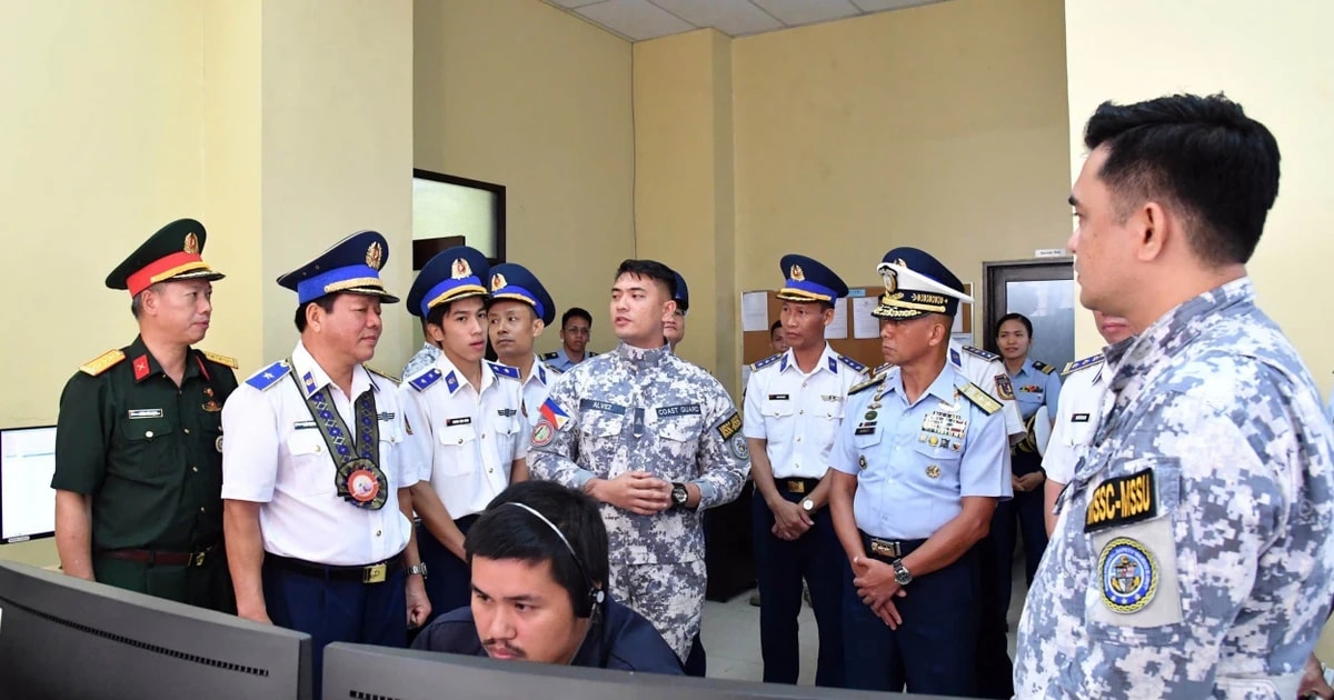 The Vietnam Coast Guard delegation visits the Maritime Operations Centre of the Coast Guard District Central Visayas in Cebu, the Philippines. (Photo: VNA)