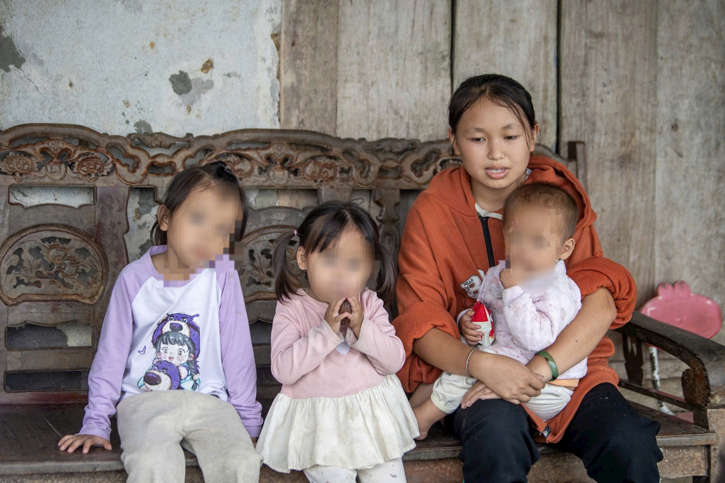 Làm vợ, làm mẹ khi tuổi đời còn quá trẻ khiến cuộc sống của Hoa gặp vô vàn khó khă