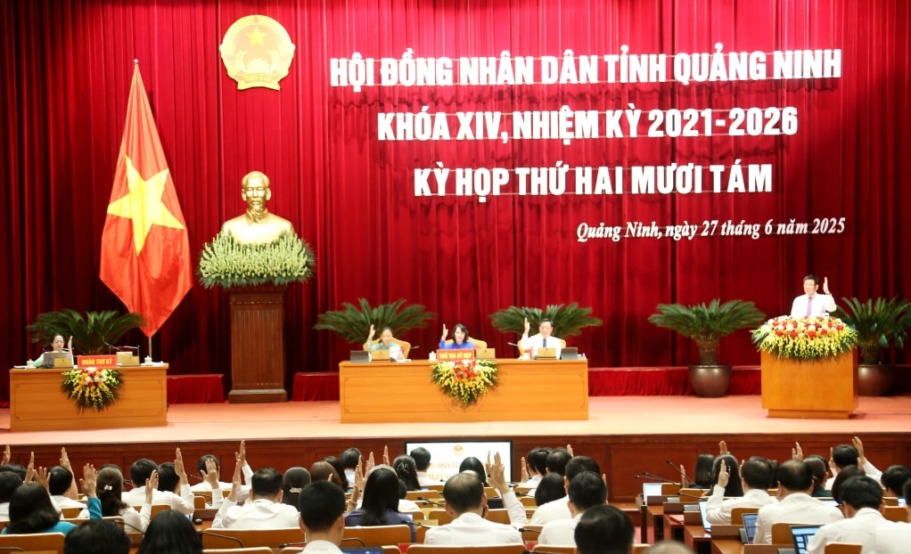 Các đại biểu biểu quyết thông qua các nghị quyết tại kỳ họp. Ảnh Q.M.G