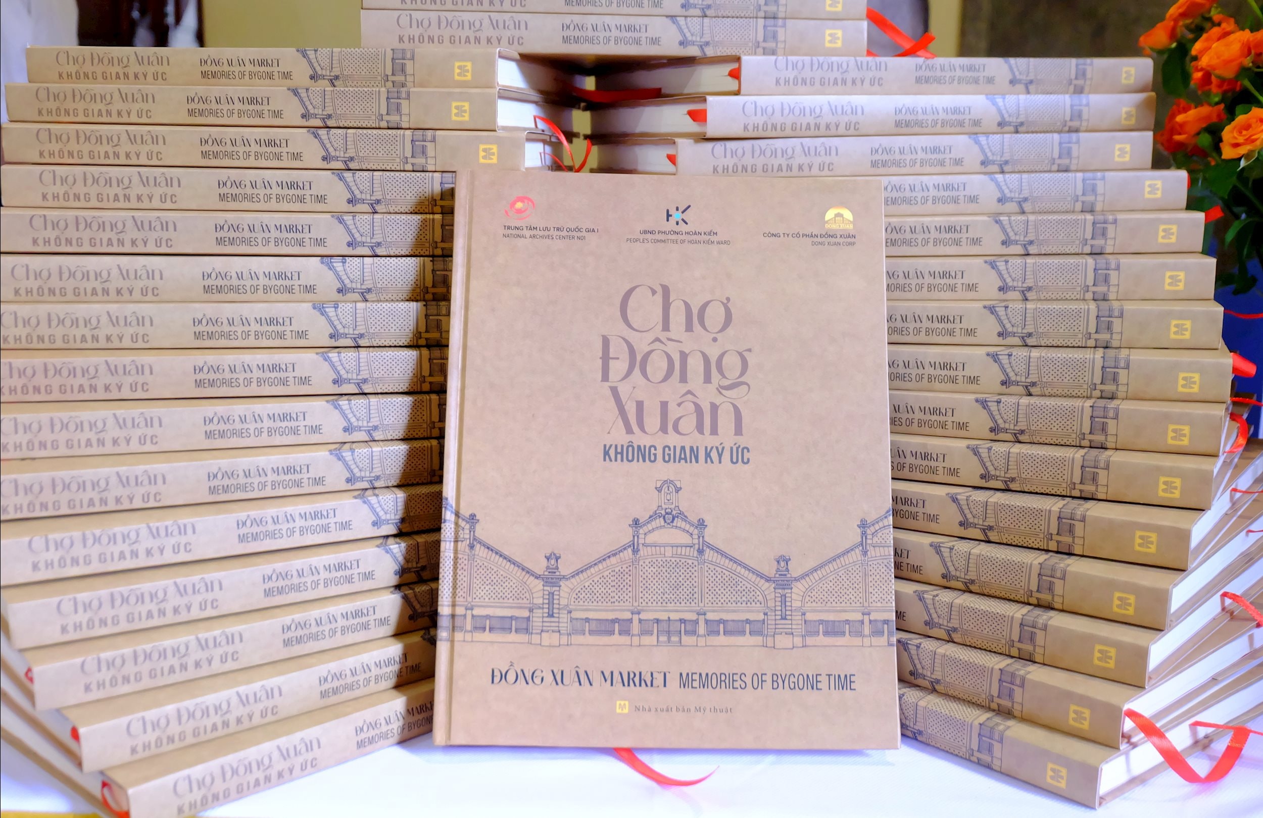 Ấn phẩm đưa người đọc bước vào hành trình khám phá hơn một thế kỷ lịch sử, văn hóa và ký ức gắn với chợ Đồng Xuân