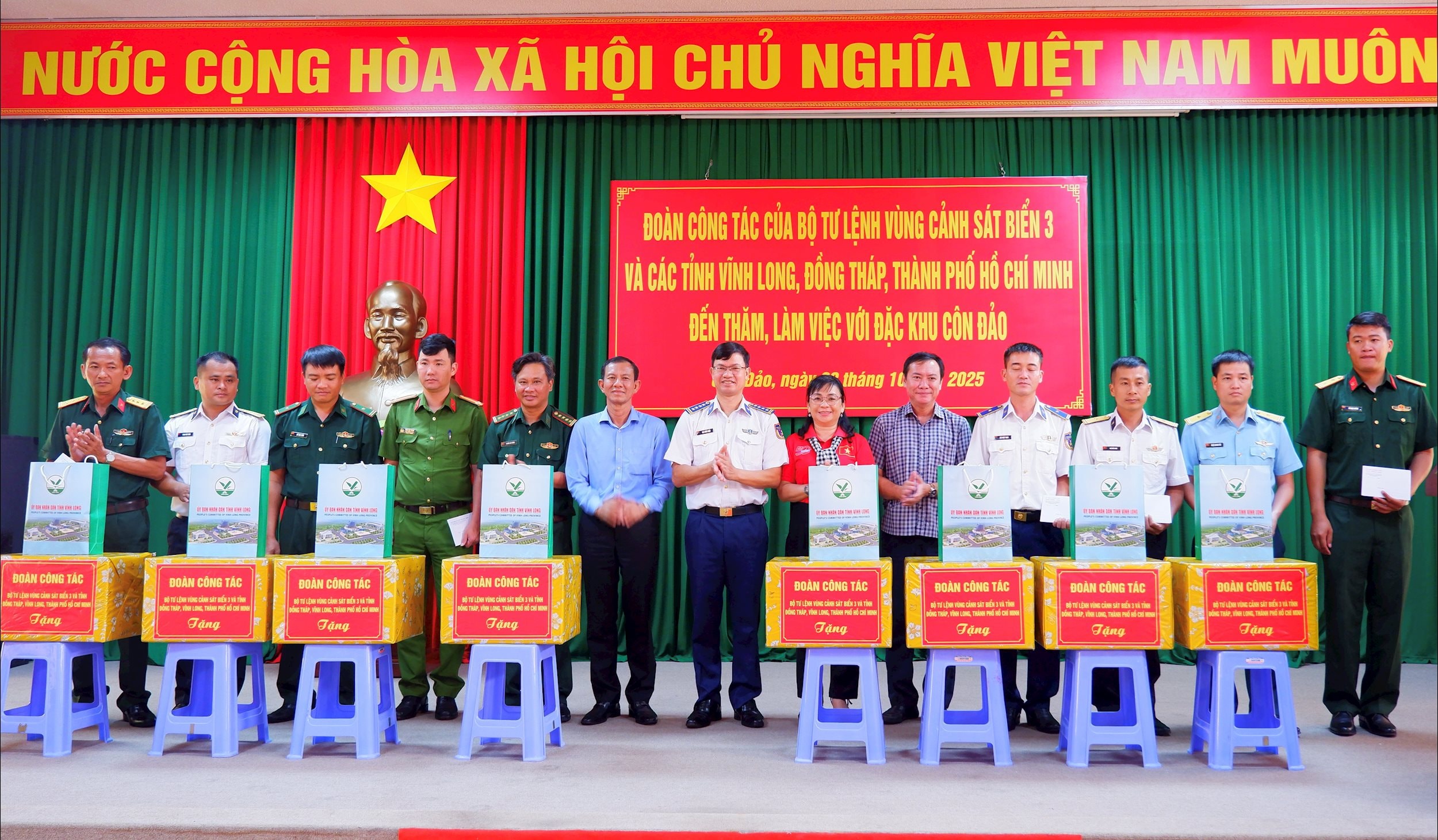 Đoàn công tác tổ chức trao quà cho các lực lượng vũ trang đóng quân tại Đặc khu Côn Đảo