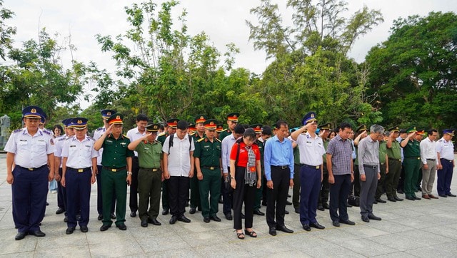 Đoàn công tác tổ chức dâng hương, dâng hoa tri ân các anh hùng liệt sĩ, đồng bào yêu nước tại Nghĩa trang Hàng Dương
