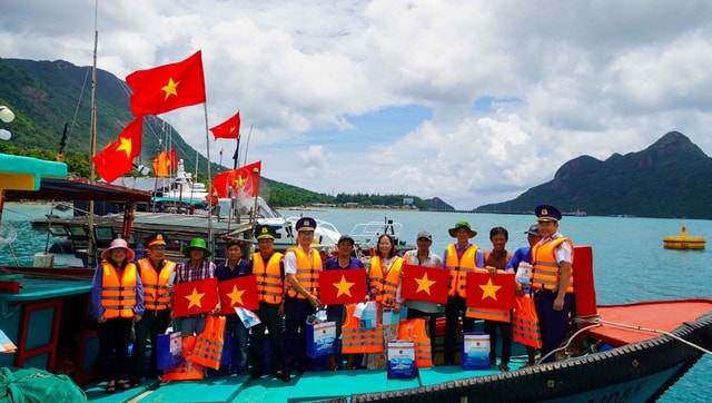 Tổ chức trao cờ Tổ quốc, nhu yếu phẩm và tuyên truyền hướng dẫn ngư dân chấp hành các quy định IUU