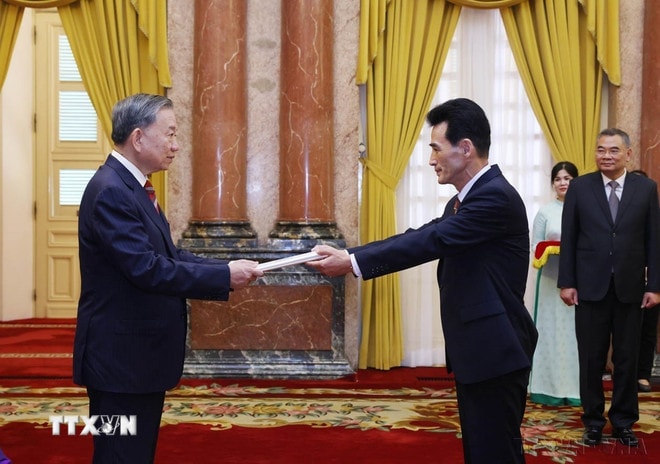 Tổng Bí thư, Chủ tịch nước Tô Lâm tiếp Đại sứ Triều Tiên tại Việt Nam Ri Sung Guk đến trình Quốc thư (Hà Nội, 12/8/2024). (Ảnh: Lâm Khánh/TTXVN) ttxvn-to-lam-trieu-tien.jpg