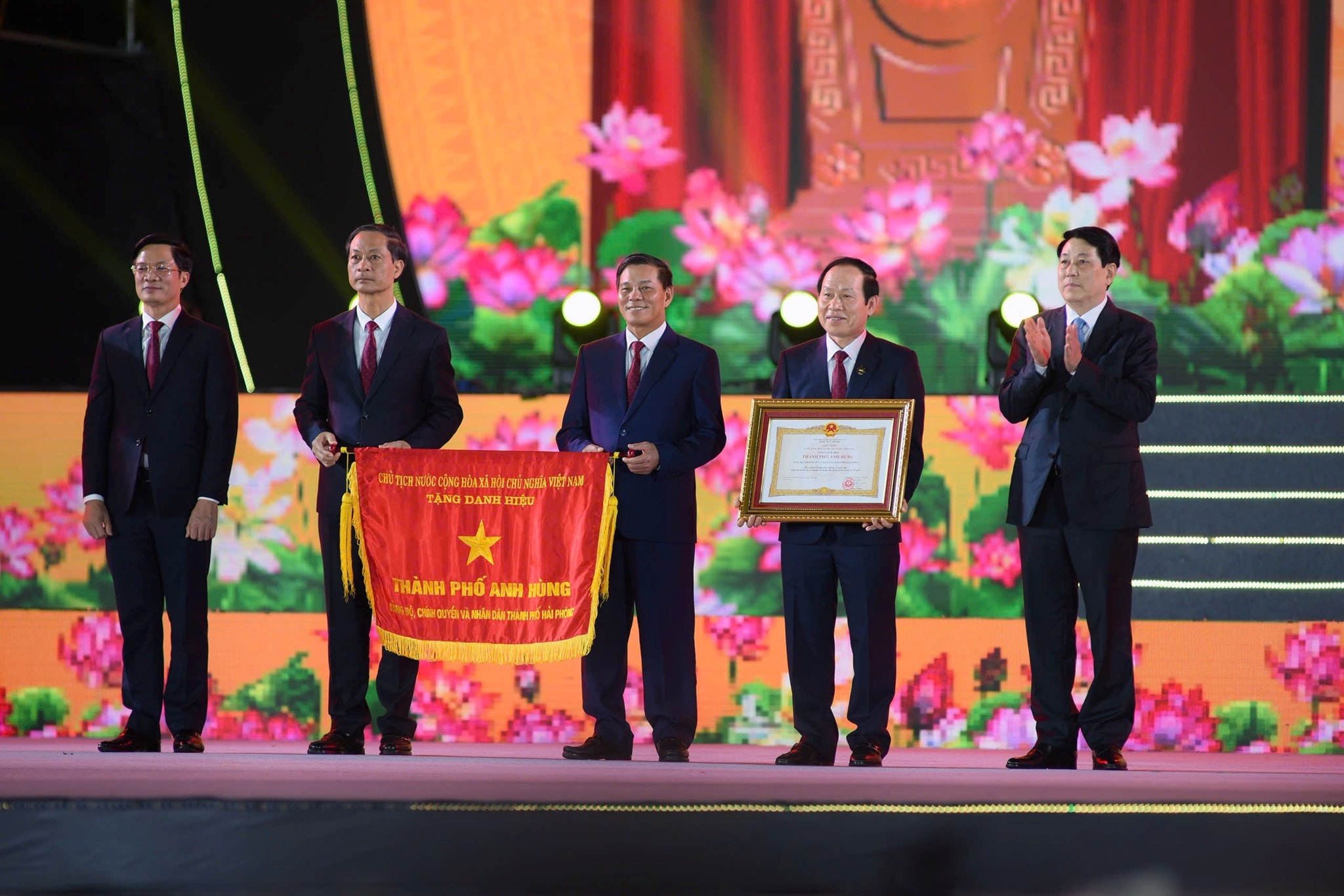 สมาชิกโปลิตบูโรและประธานเลืองเกื่องมอบรางวัลเมืองวีรกรรมให้กับผู้นำเมืองไฮฟอง
