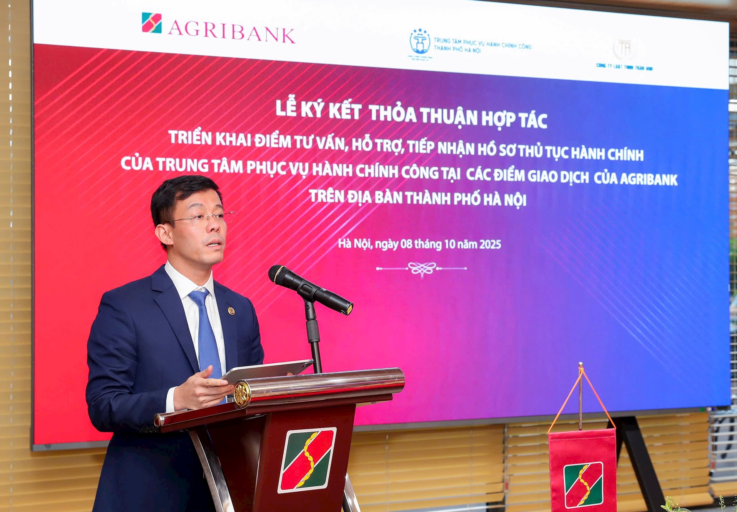 Ảnh 4 - Ông Cù Ngọc Trang - Giám đốc Trung tâm Phục vụ Hành chính công Thành phố Hà Nội phát biểu tại lễ ký kết