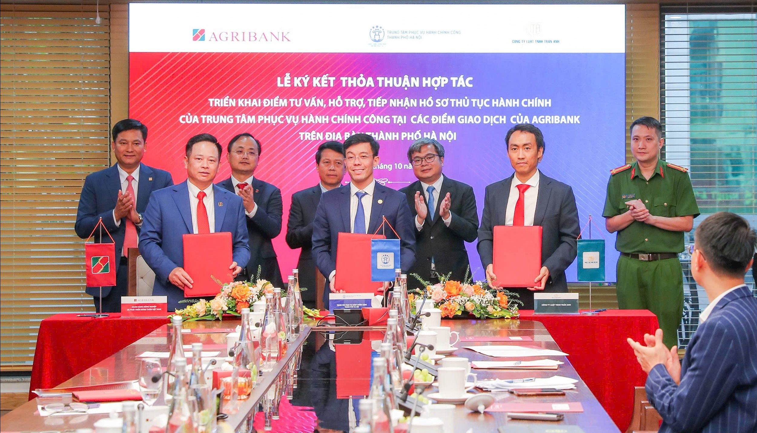 Ảnh 5 - Đại diện 3 bên (Agribank - TTPVHCC - Công ty Luật TNHH Trần Anh) ký kết Thỏa thuận hợp tác
