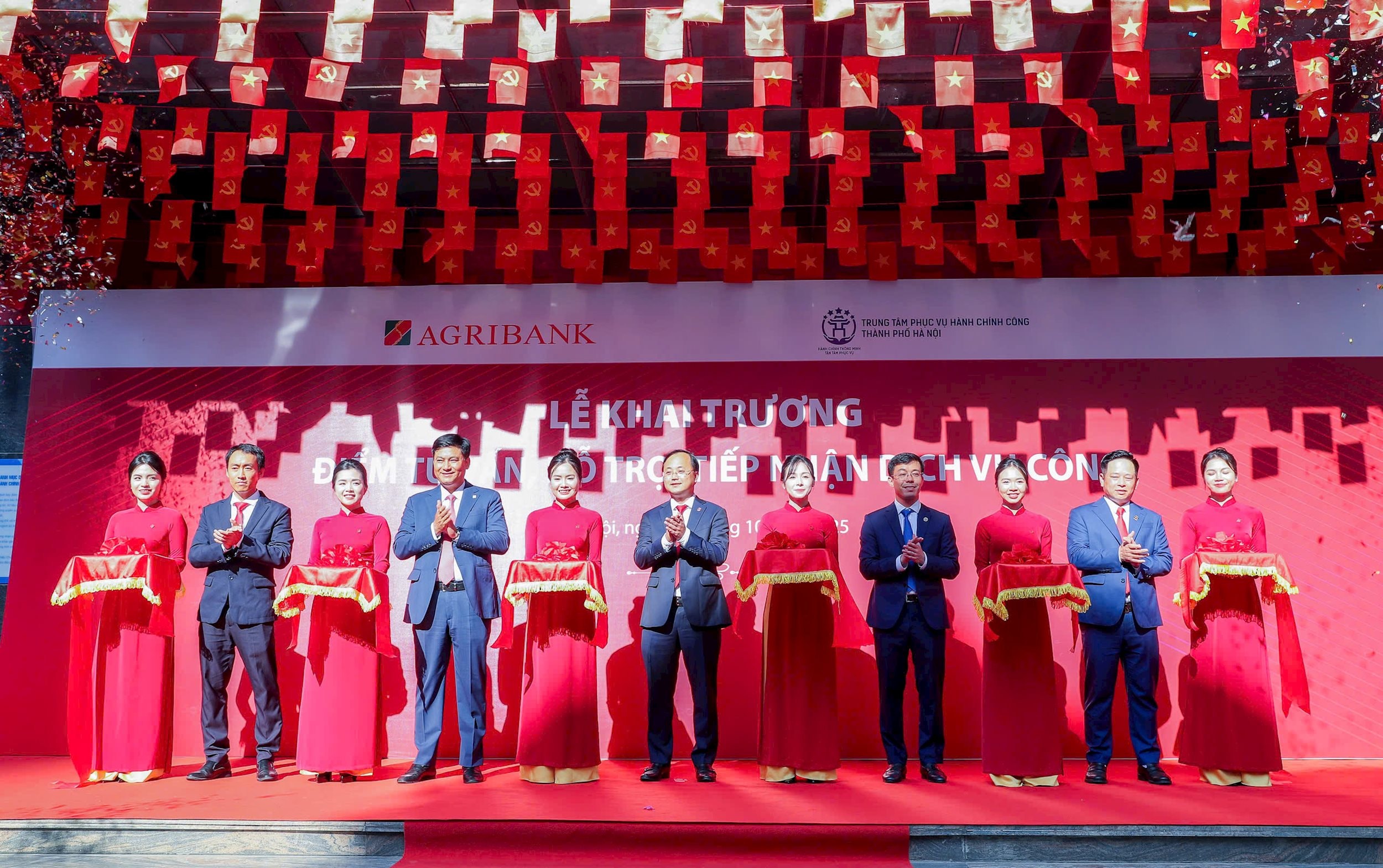 Ảnh 6 - Các đại biểu cắt băng khai trương “Điểm tư vấn, hỗ trợ, tiếp nhận dịch vụ công” tại Hội sở Chi nhánh Hà Nội I