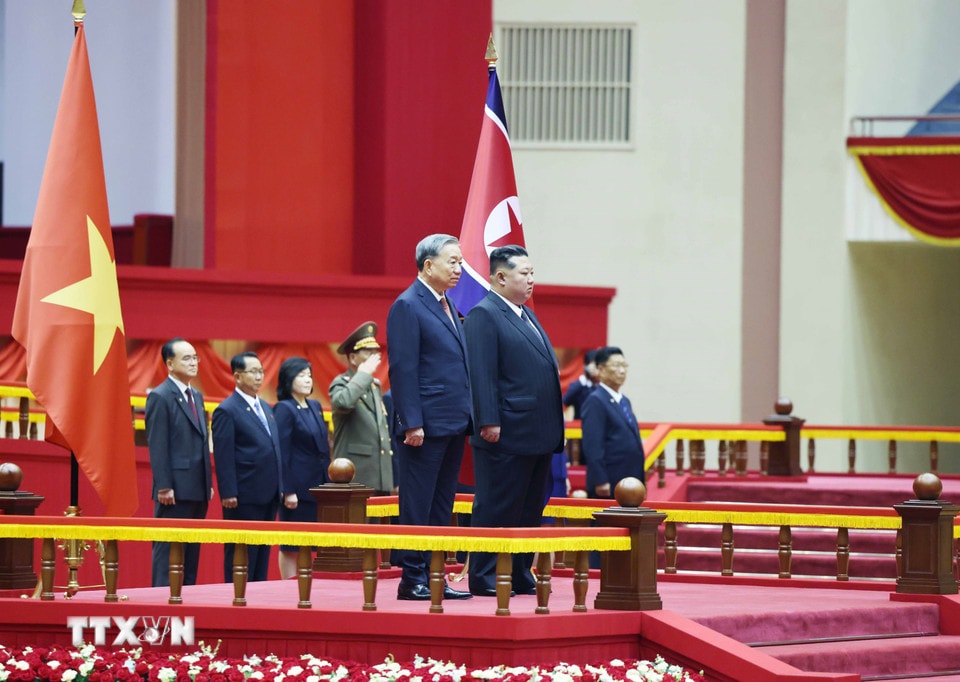 Tổng Bí thư Tô Lâm và Tổng Bí thư Đảng Lao động Triều Tiên, Chủ tịch Quốc vụ nước CHDCND Triều Tiên Kim Jong Un trên bục danh dự, nghe Quân nhạc cử Quốc thiều hai nước. (Ảnh: Thống Nhất/TTXVN)