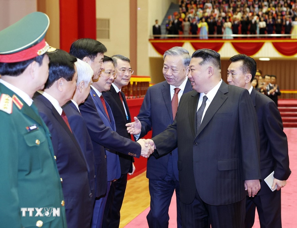 Tổng Bí thư Tô Lâm giới thiệu thành viên chính thức Đoàn cấp cao Việt Nam với Tổng Bí thư Đảng Lao động Triều Tiên, Chủ tịch Quốc vụ nước Cộng hòa Dân chủ Nhân dân Triều Tiên Kim Jong Un. (Ảnh: Thống Nhất/TTXVN)