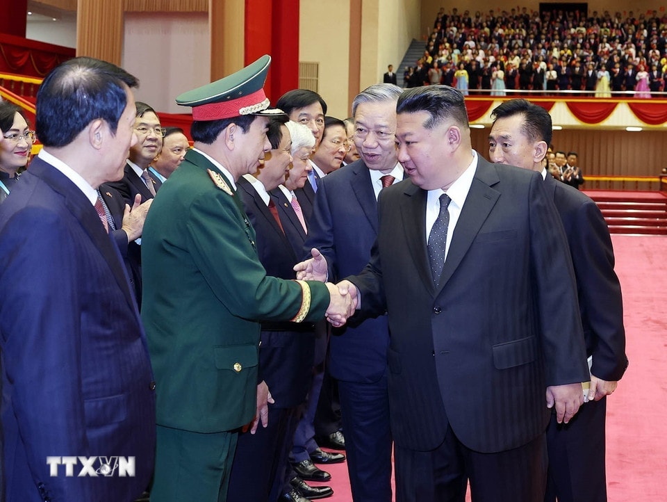 Tổng Bí thư Tô Lâm giới thiệu thành viên chính thức Đoàn cấp cao Việt Nam với Tổng Bí thư Đảng Lao động Triều Tiên, Chủ tịch Quốc vụ nước Cộng hòa Dân chủ Nhân dân Triều Tiên Kim Jong Un. (Ảnh: Thống Nhất/TTXVN)