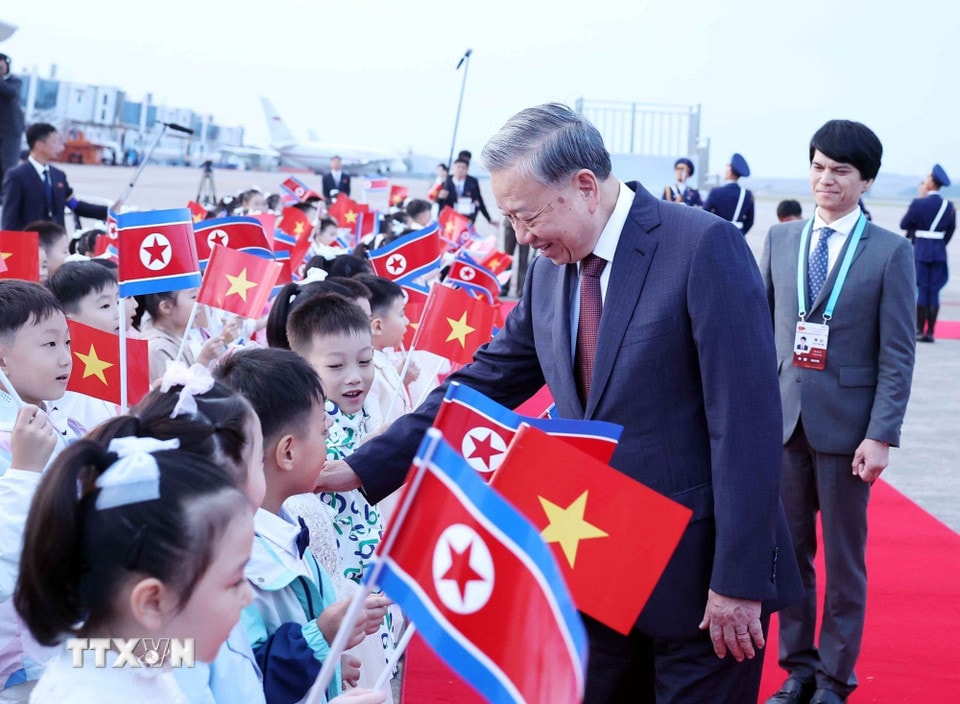 Thiếu nhi Triều Tiên chào đón Tổng Bí thư Tô Lâm tại Sân bay quốc tế Bình Nhưỡng. (Ảnh: Thống Nhất/TTXVN)