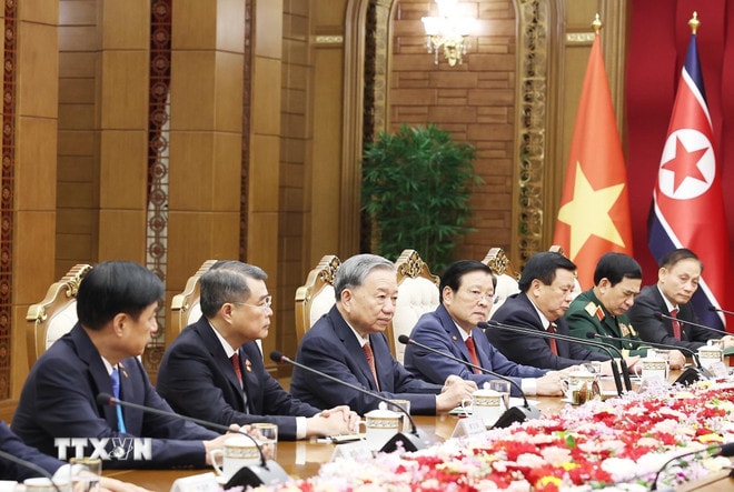 Tổng Bí thư Tô Lâm và Đoàn cấp cao Việt Nam tại cuộc hội đàm với Tổng Bí thư, Chủ tịch Quốc vụ CHDCND Triều Tiên Kim Jong Un. (Ảnh: Thống Nhất/TTXVN) ttxvn-tong-bi-thu-to-lam-hoi-dam-voi-tong-bi-thu-chu-tich-quoc-vu-chdcnd-trieu-tien-kim-jong-un-4.jpg