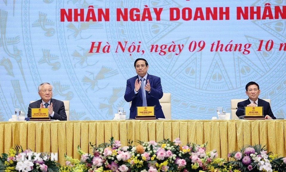 Thủ tướng Phạm Minh Chính gặp mặt đại diện doanh nghiệp nhân Ngày doanh nhân Việt Nam. (Ảnh: Dương Giang/TTXVN)